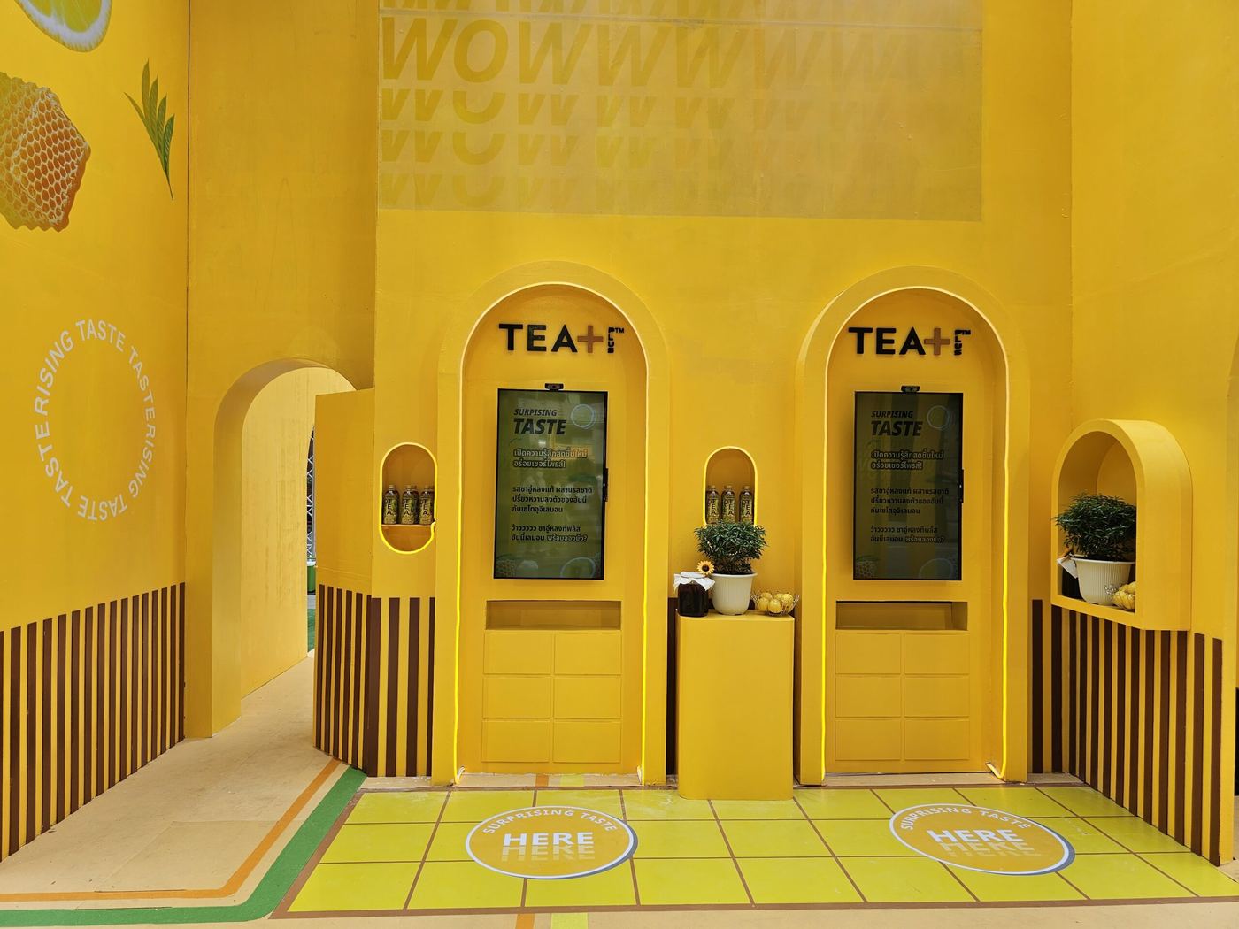 บูธเกมอินเทอร์แอคทีฟสีเหลืองของ Tea Plus