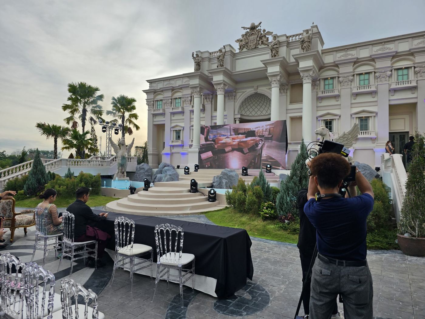 ทีมถ่ายทอดสดนอกสถานที่งาน Miss Grand