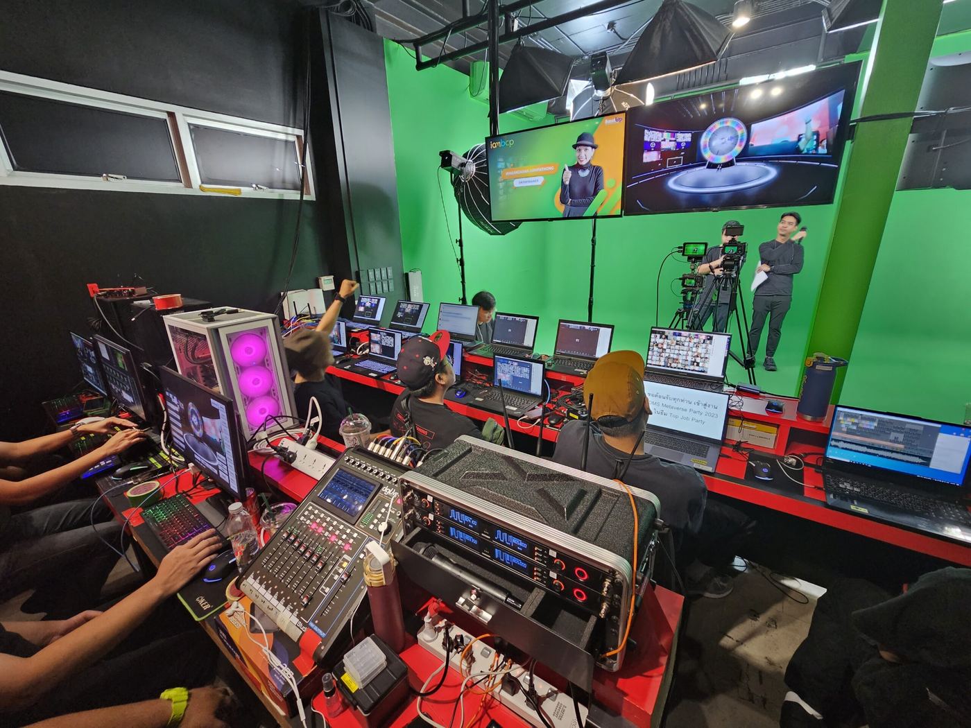 ห้องควบคุม Unreal Virtual Studio พร้อมฉากกรีนสกรีนและพิธีกร